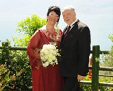 Couple âgé posant dehors en tenue de mariage