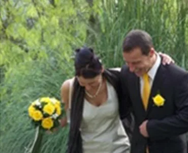 Couple heureux lors d’un mariage avec des roses jaunes