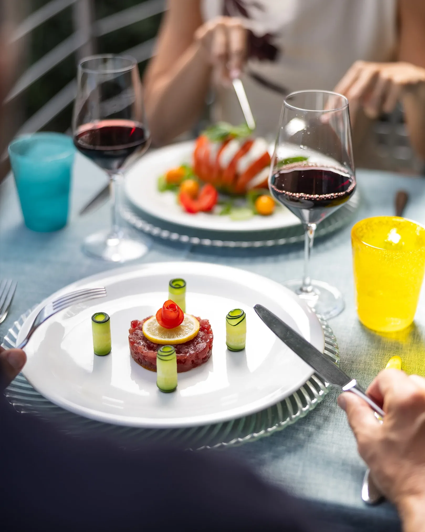 Dîner gastronomique avec tartare de bœuf et verre de vin rouge