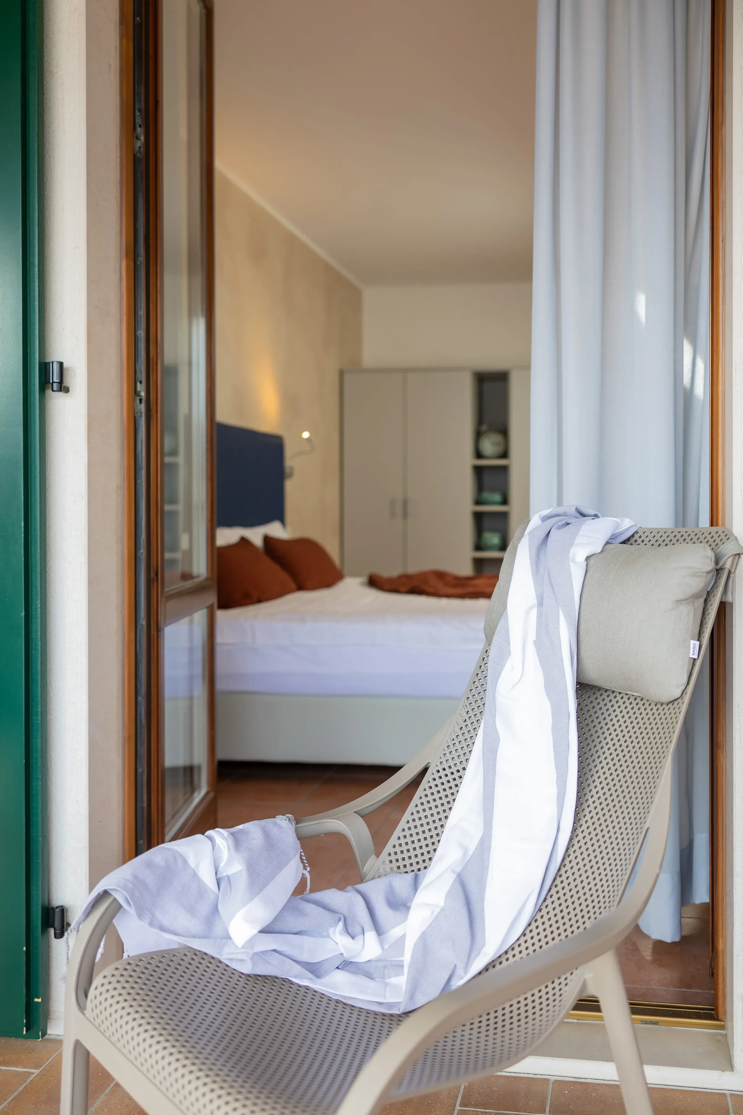 Fotel na tarasie przed przytulną sypialnią