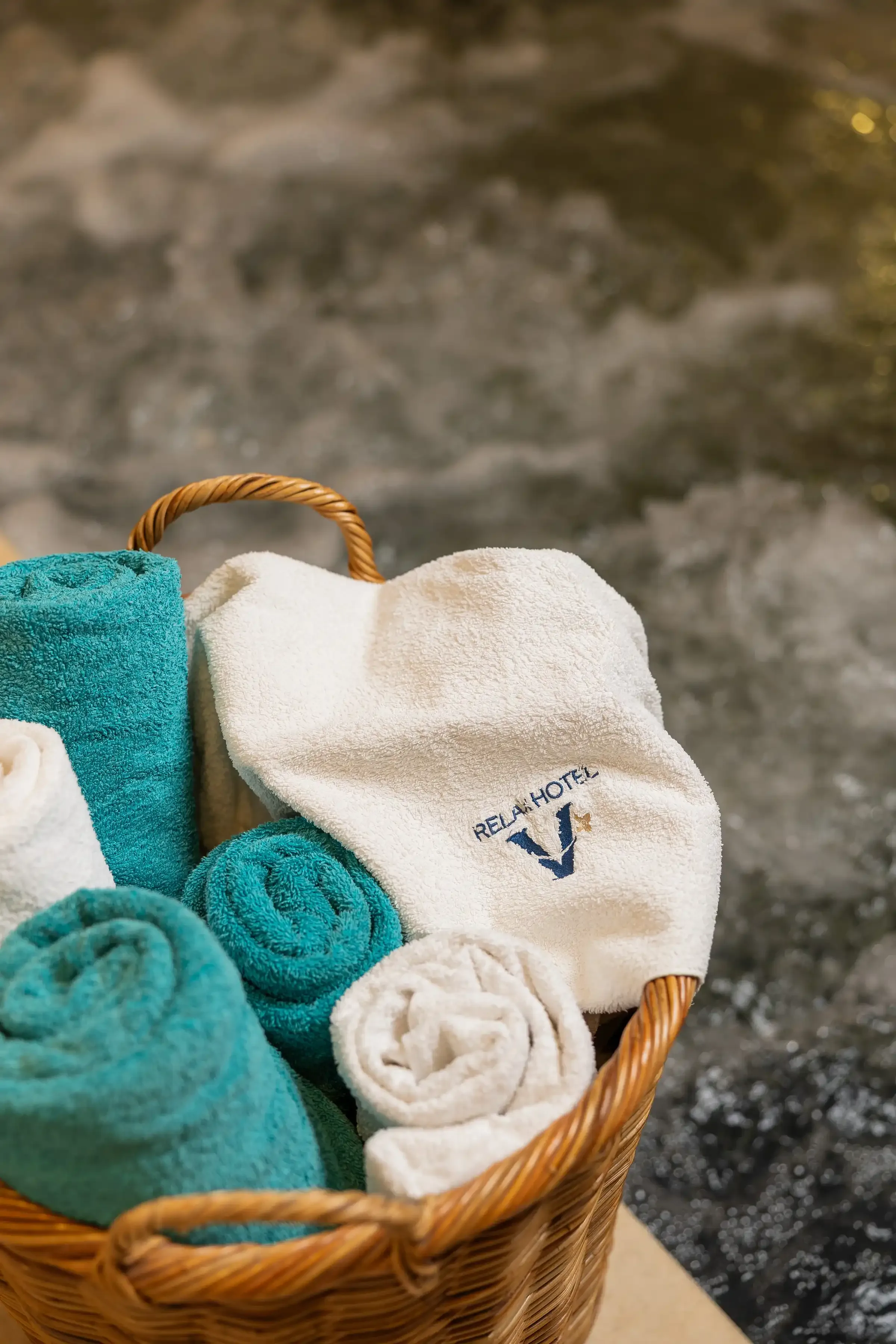 Serviettes roulées dans un panier dans un spa d’hôtel