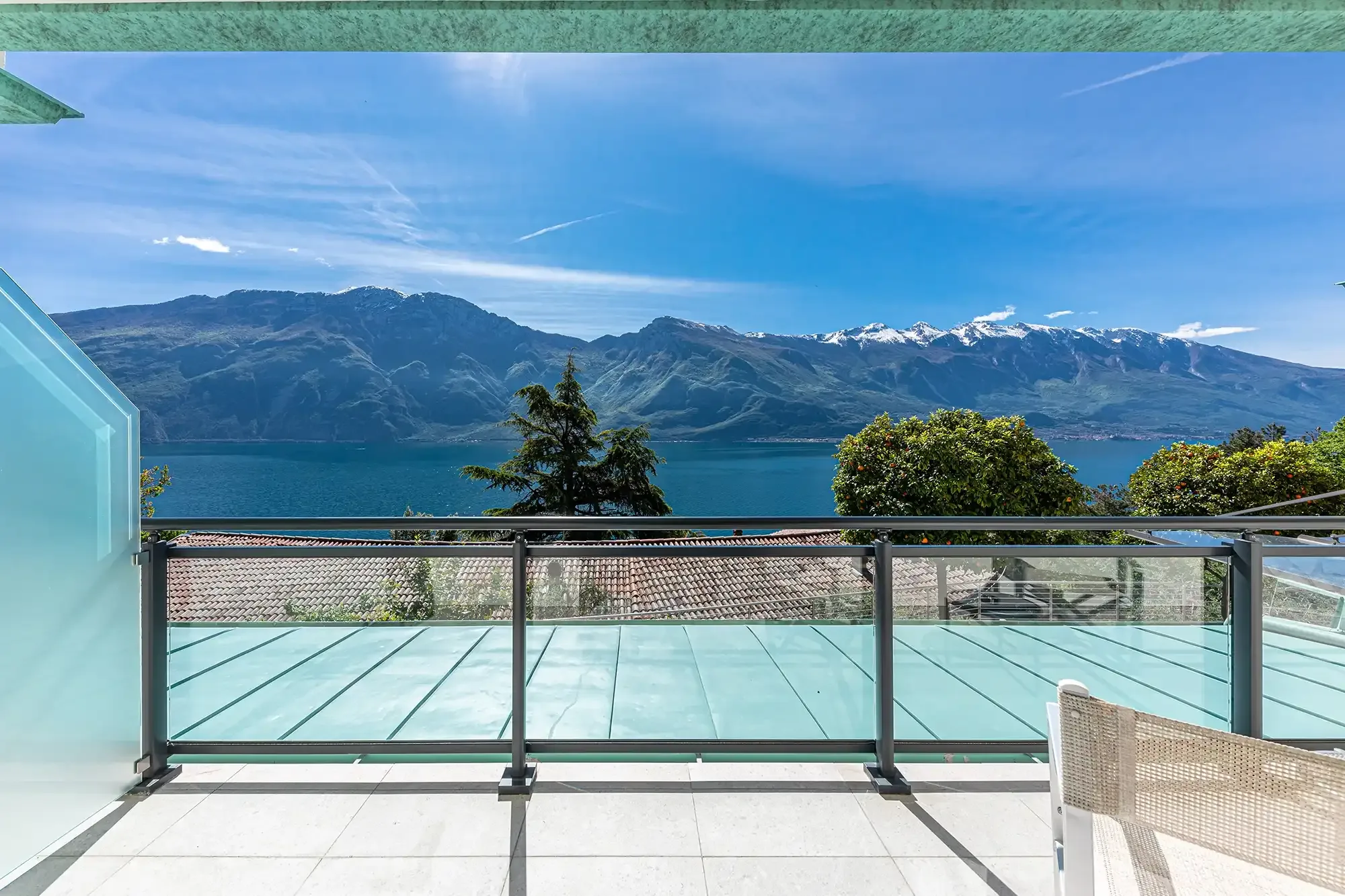 Vue depuis le balcon sur le lac et les montagnes enneigées
